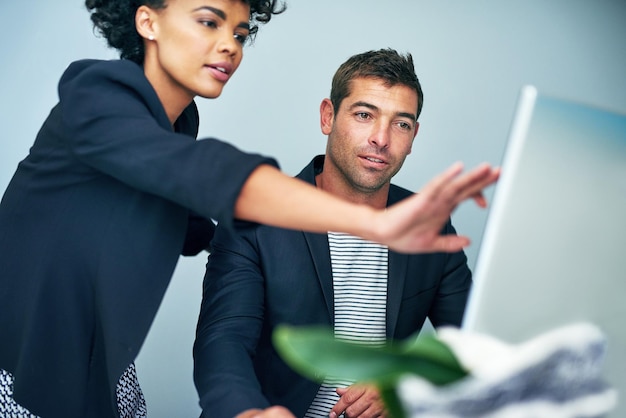 Ze heeft een paar inzichten te bieden Shot van twee collega's die samenwerken op een computer in een kantoor