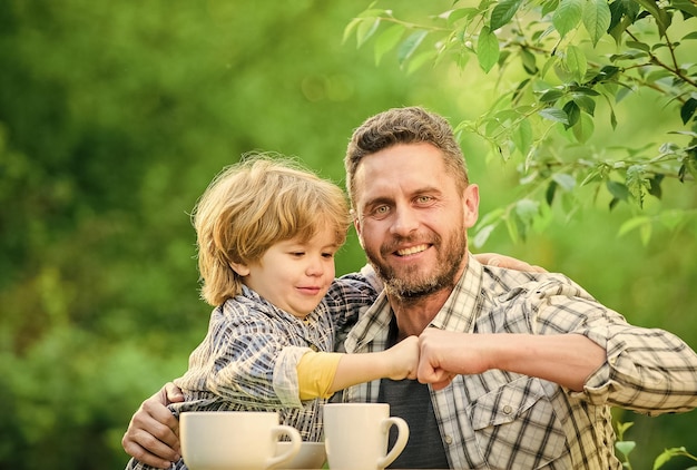 Ze houden van samen eten Weekendontbijt gezond eten Familiedag bonding vader en zoon eten buiten klein jongenskind met vader biologisch en natuurlijk eten Samen genieten van elk moment