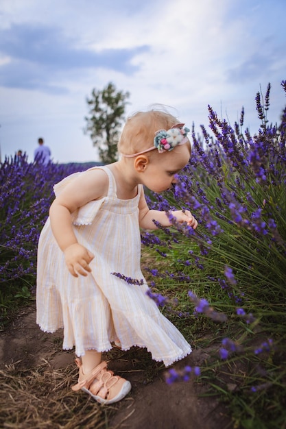 Ze houdt van de geur van lavendelbloemen, dus haar favoriete bloem is lavendel en ze ruikt ze graag als ze veel buiten is