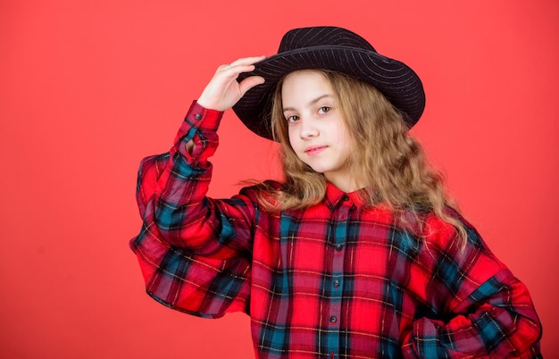 Ze is echt schattig Schattig kindermodel in mode-stijl Modieus meisjeskind Klein kind met mode-look Klein kind met schattig gezicht en lang blond haar Weinig fashionista