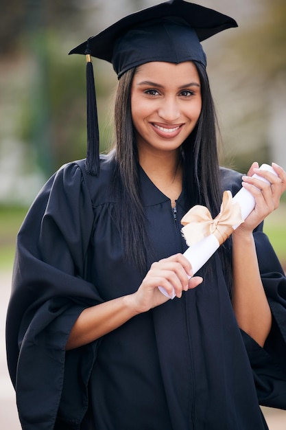 Ze is voorbestemd voor succes Portret van een jonge vrouw met haar diploma op de afstudeerdag