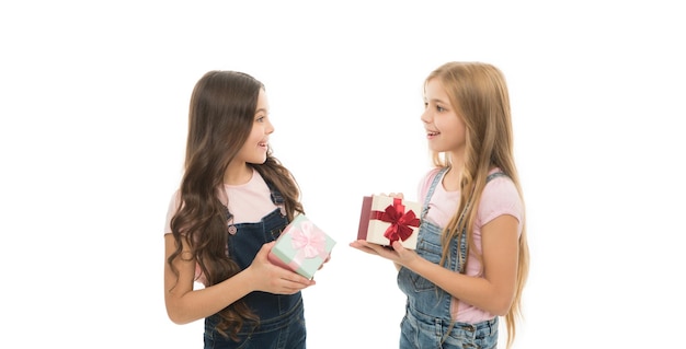 Ze kochten wat cadeautjes Kleine kinderen maakten pakjes voor verjaardagscadeautjes Kleine zusjes met ingepakte cadeaudoosjes Gelukkige meisjes die cadeaudoosjes vasthouden op tweede kerstdag