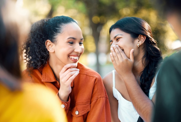 Ze kunnen apart groeien zonder uit elkaar te groeien Shot van twee vrienden die lachen in een park