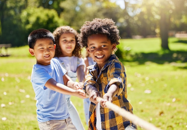 Ze leerden een belangrijke les over kracht. Shot van een groep kinderen die een spelletje touwtrekken spelen op zomerkamp.