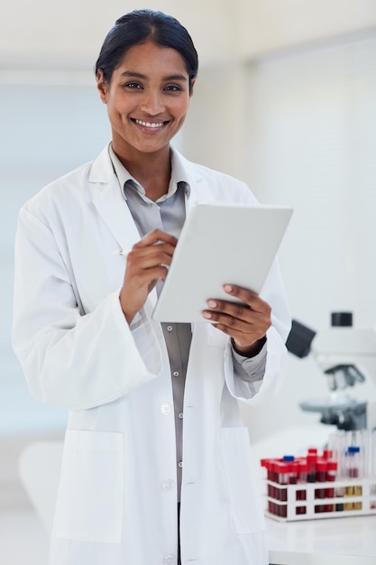 Ze wordt beschouwd als een vooraanstaand expert op wetenschappelijk gebied Portret van een jonge vrouwelijke wetenschapper die in een laboratorium werkt