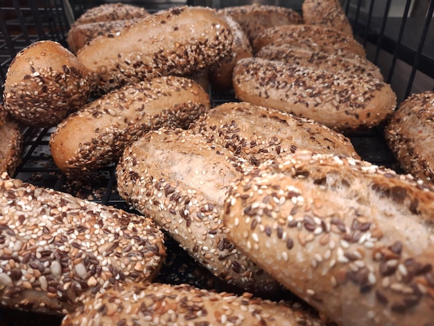 Ze zijn van verschillende soorten brood in een bakkerij. Dieet en koolhydraten concept