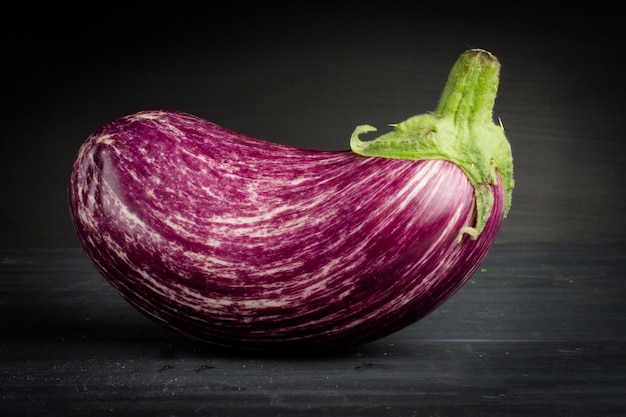 ZEBRA AUBERGINE GROENTE OP DONKERE KAUKACHTERGROND