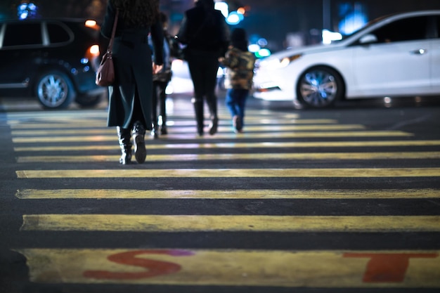 Zebrapad en voetganger in de moderne stad