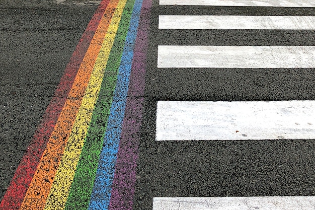 Zebrapad met extra verticale LGBT-kleurenregenboogstreep