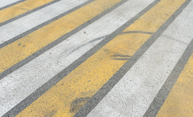 Zebrapad op de weg Voetgangerspad op een straatovergang