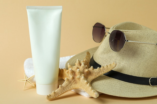 Zee-accessoires en zonnebrandcrème op beige