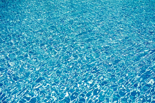 Zee achtergrondtextuur Kleine blauwe golven Zwemcursussen Transparant helder water in zwembad Stromend wateroppervlak Zwembadreinigers Spa en wellness Luxe resort Zwembaduitrusting