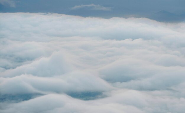 Zee als mist over een bergketen