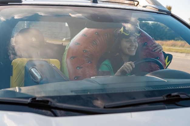 Zee auto reis reis lachende vrouw chauffeur in auto vol vakantie spullen