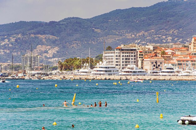 Zee baai jachthaven met jachten en boten in Cannes