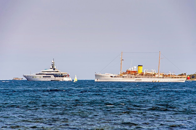 Zee baai jachthaven met jachten en boten in Cannes