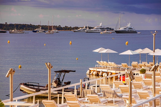 Zee baai jachthaven met jachten en boten in Cannes