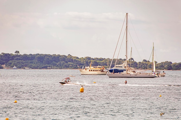 Zee baai jachthaven met jachten en boten in Cannes