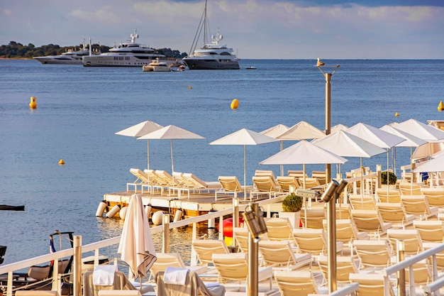 Zee baai met jachten boten en parasol in Cannes