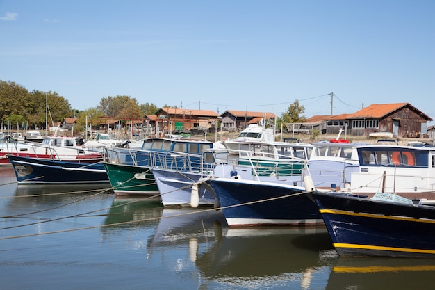 Zee baai met jachten en boot in de zomer