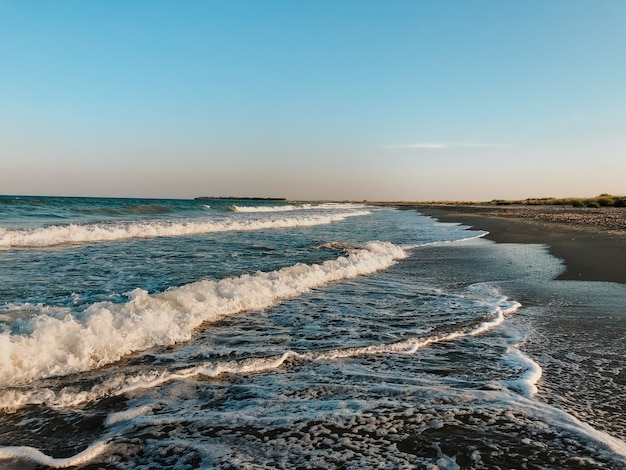 zee blauw aquamarijn golven lijn zonnig zandstrand zomer achtergrond zwarte zee golven marine strand