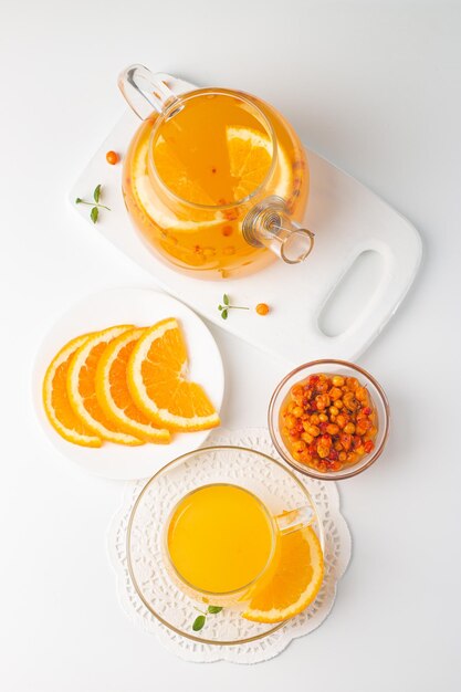 Zee-buckthorn thee drinken met sinaasappels en munt Herfst comfort warme drank kruiden vitamine thee