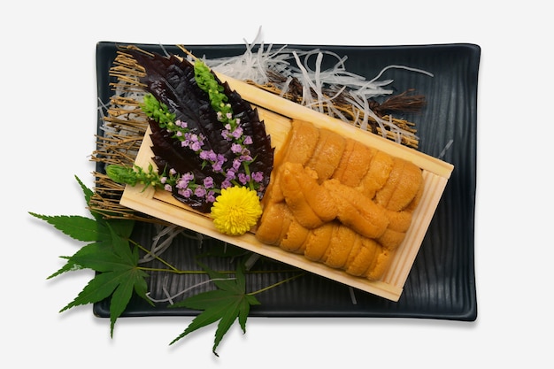 Zee-egel roe in houten lade Japanse stijl (Uni sushi of sashimi ingrediënten)