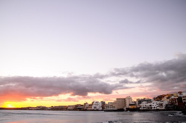 Zee en gebouw bij zonsondergang in El Medano Tenerife Canarische Eilanden