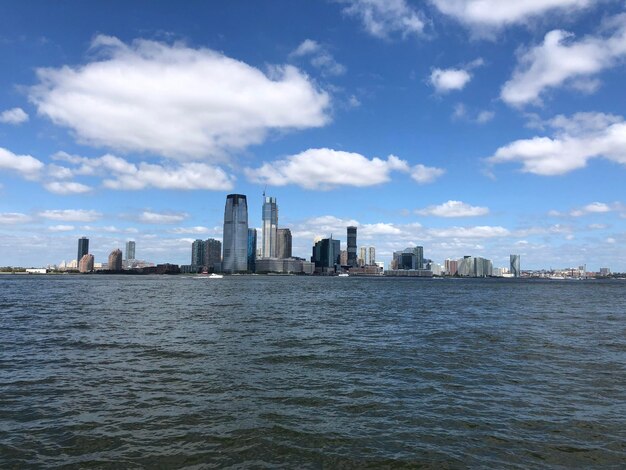 Foto zee en gebouwen in de stad tegen de lucht