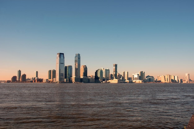Zee en gebouwen tegen een heldere lucht
