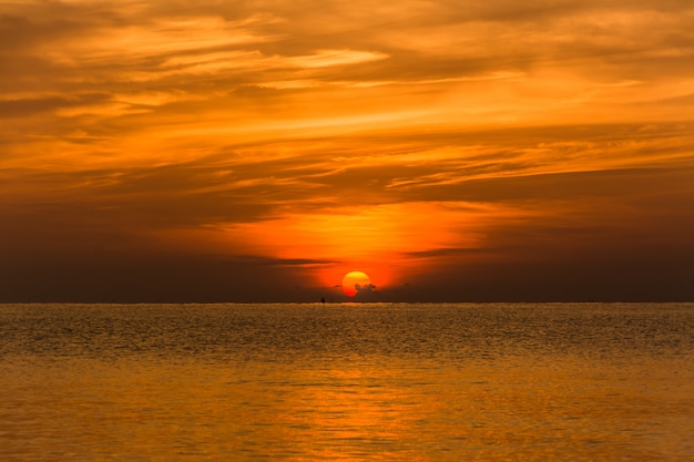 Zee en lucht in de schemertijd