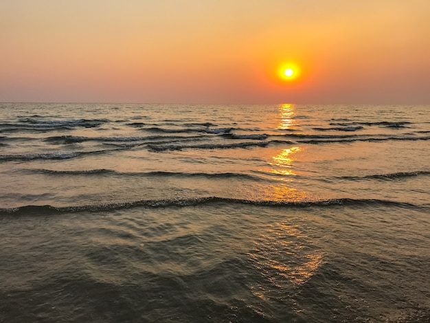 Foto zee en lucht vóór zonsondergang achtergrond