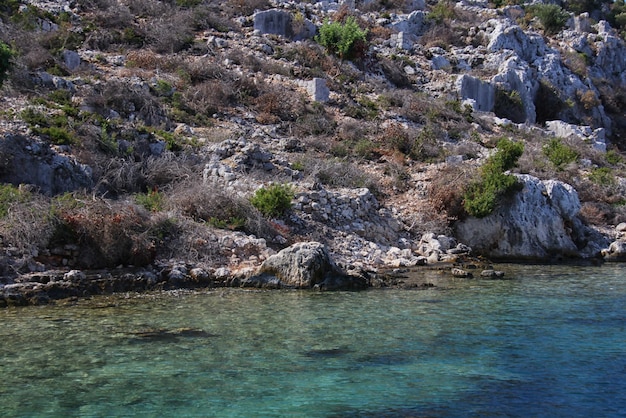 Zee en rotsen in Turkije