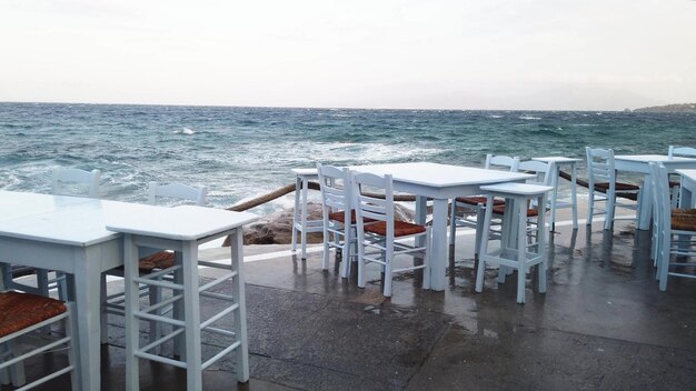 Foto zee- en strandcafé tafel op het eiland mykonos griekenland in de zomer