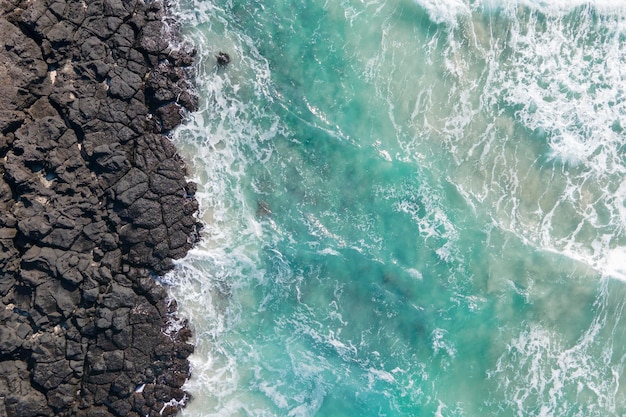 Zee en vulkanische rotsen close-up luchtfoto natuurlijke achtergrond