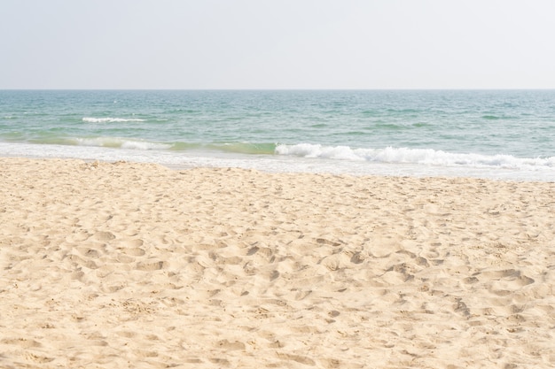 Zee en zand op tropisch strand voor vakantie achtergrond.