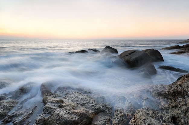 Zee golven geselen lijn effect rots op het strand