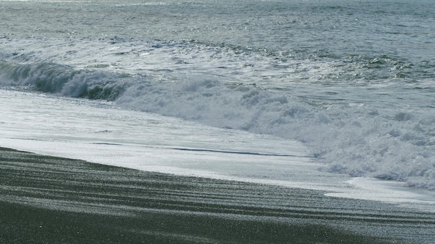 Zee golven met schuim bij de kust zee oceaan prachtige golven rauwe natuurlijke wonderen slow motion