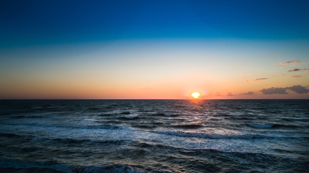 Zee golven op het prachtige strand luchtfoto drone 4k schot