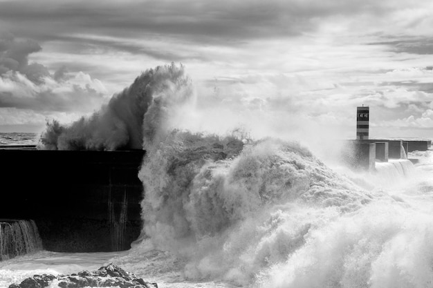 Zee golven spetteren op groyne tegen de lucht