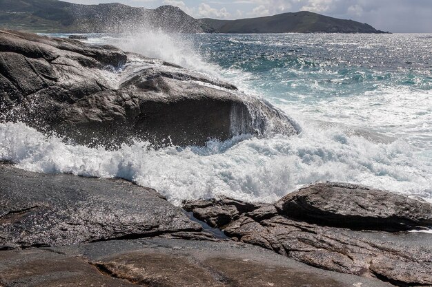 Foto zee golven spetteren op rotsen