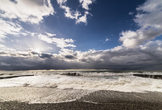 Zee, golven, zand, mooie lucht, natuur, vakantie aan zee