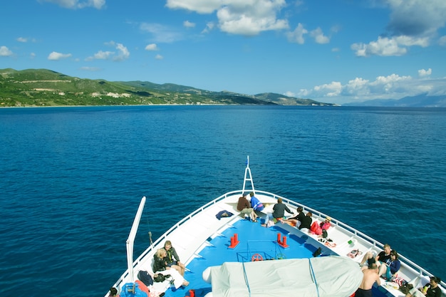 ZEE, GRIEKENLAND - 15 mei 2014: toeristen op het bovendek van het schip dat vanaf het eiland Zakynthos vaart. mensen (grote groep) op het dek van een schip, Griekenland