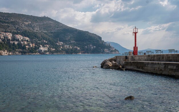 Zee-inlaat naar de oude haven van de oude stad van Dubrovnik, Kroatië