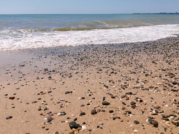 Zee kiezels blauwe zee golven felle zon Landschap behang en natuur concept