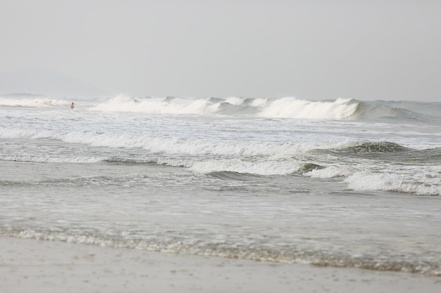 zee kust golven track zand