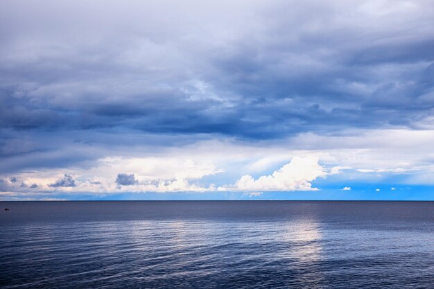 Foto zee kust voor de storm