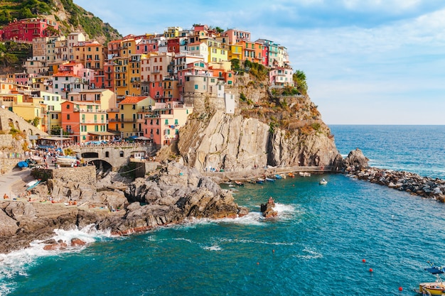 Zee landschap in Manarola dorp, Cinque Terre kust van Italië. Schilderachtige mooie kleine stad in de provincie La Spezia, Ligurië met traditionele huizen. Beroemde toeristische bestemming
