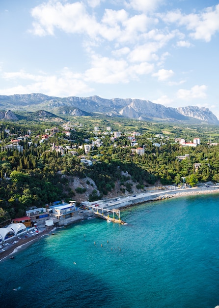 Zee landschap. Uitzicht vanaf een rots Diva op stadsstrand, Simeiz, Krim.