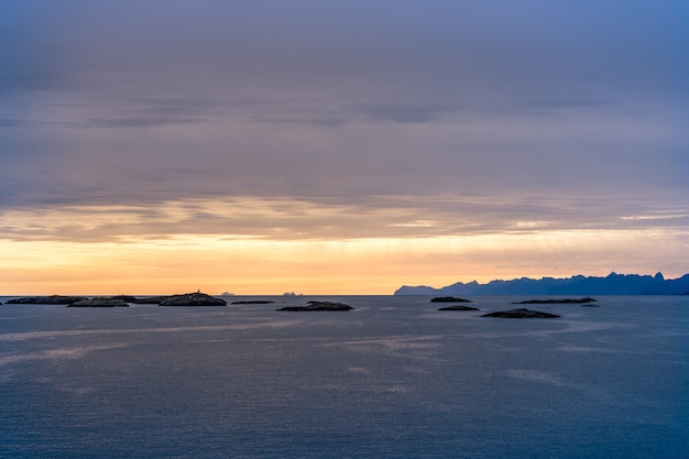 Zee landschap zonsondergang landschap in Henningsvaer, Lofoten eilanden, Noorwegen